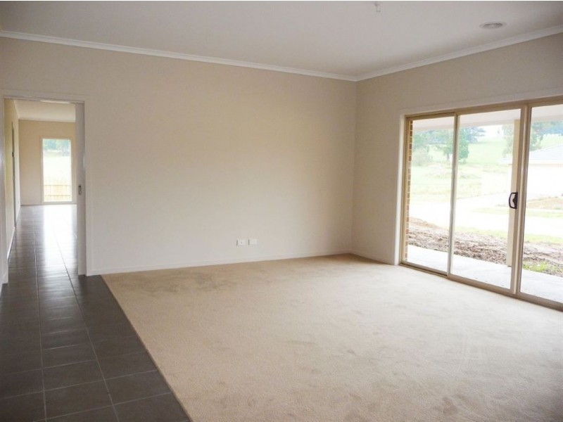 16 Harmon Drive, Drouin VIC 3818