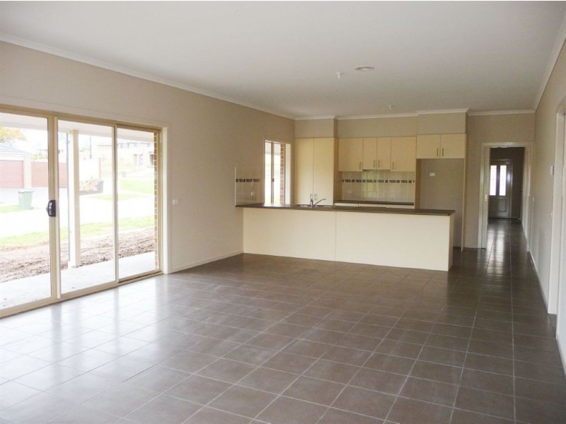 16 Harmon Drive, Drouin VIC 3818