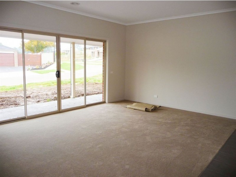 16 Harmon Drive, Drouin VIC 3818