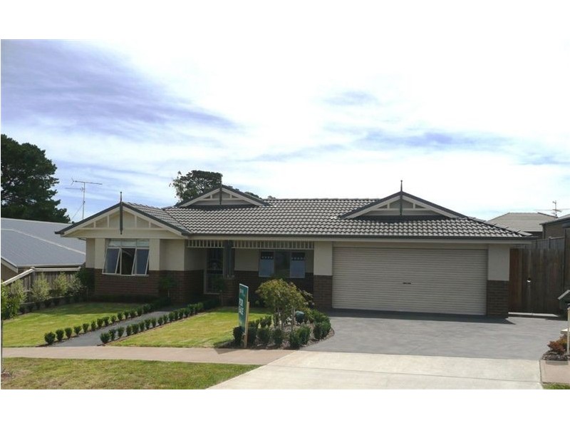 2 Mountain Vista Court, Drouin VIC 3818