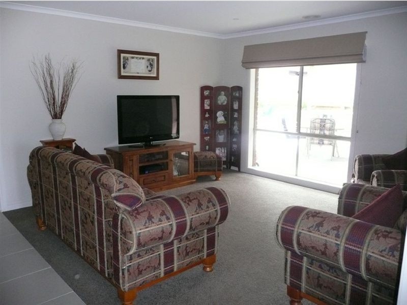 2 Mountain Vista Court, Drouin VIC 3818