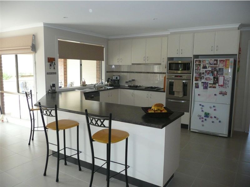 2 Mountain Vista Court, Drouin VIC 3818