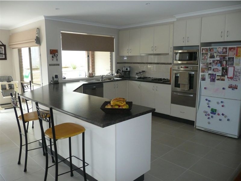 2 Mountain Vista Court, Drouin VIC 3818