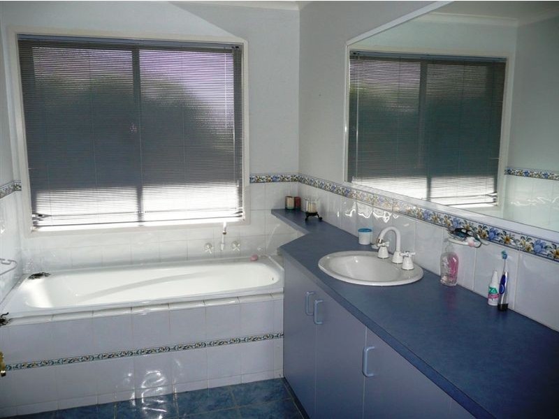 1 Hakea Court, Drouin VIC 3818