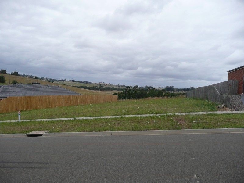 8 Lawrence Road, Drouin VIC 3818