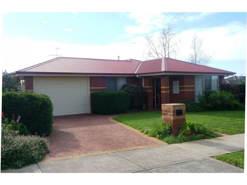 25 Outlook Drive, Drouin VIC 3818