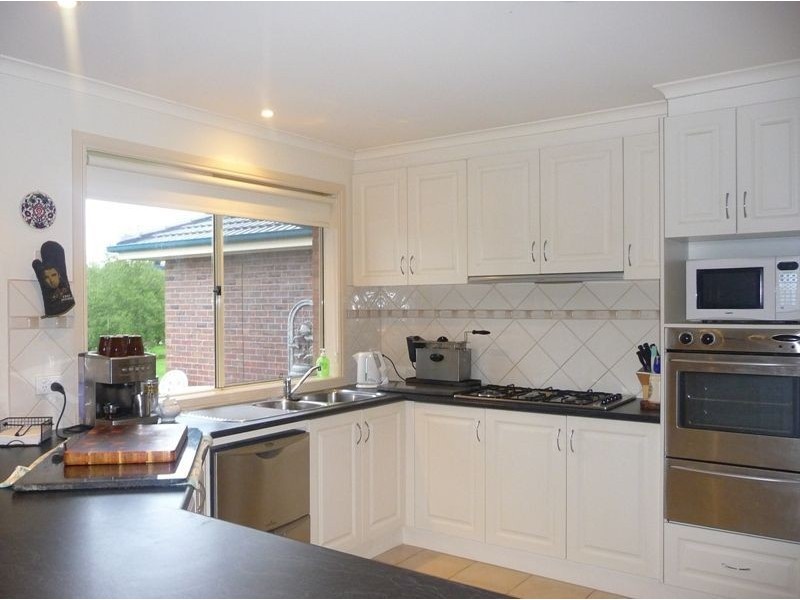 11 Robinhood Way, Drouin VIC 3818