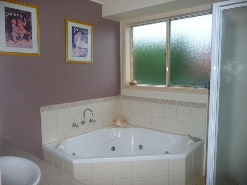 11 Robinhood Way, Drouin VIC 3818