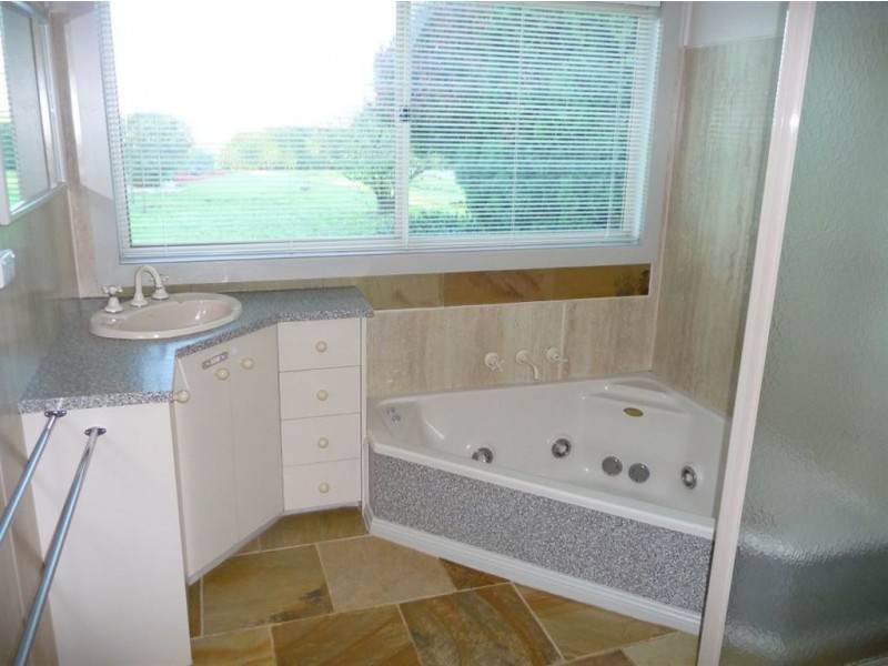 12 Conway Road, Drouin South VIC 3818