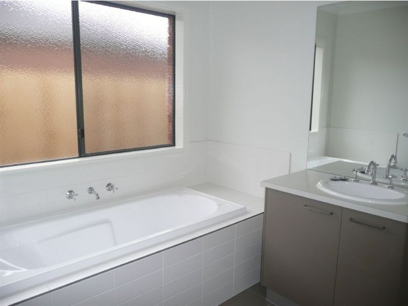 10 Miller Close, Drouin VIC 3818