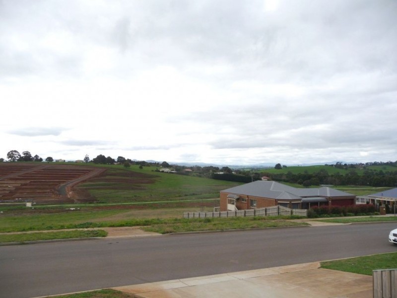 22 Walker Drive, Drouin VIC 3818