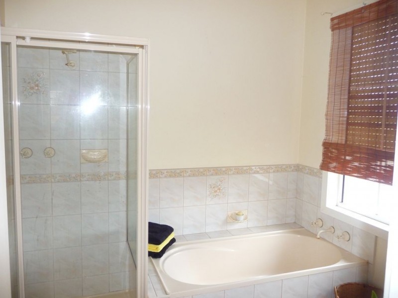 24 Hopetoun Road, Drouin VIC 3818