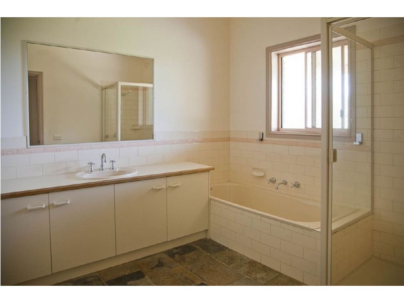 1 Sherwood Court, Drouin VIC 3818