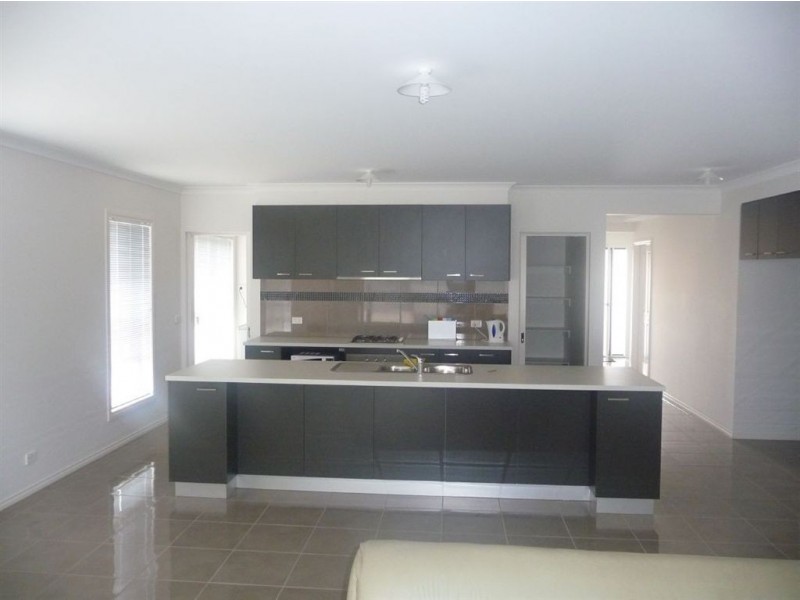 4 Jane Court, Drouin VIC 3818