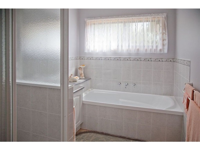 60 Weebar Road, Drouin VIC 3818