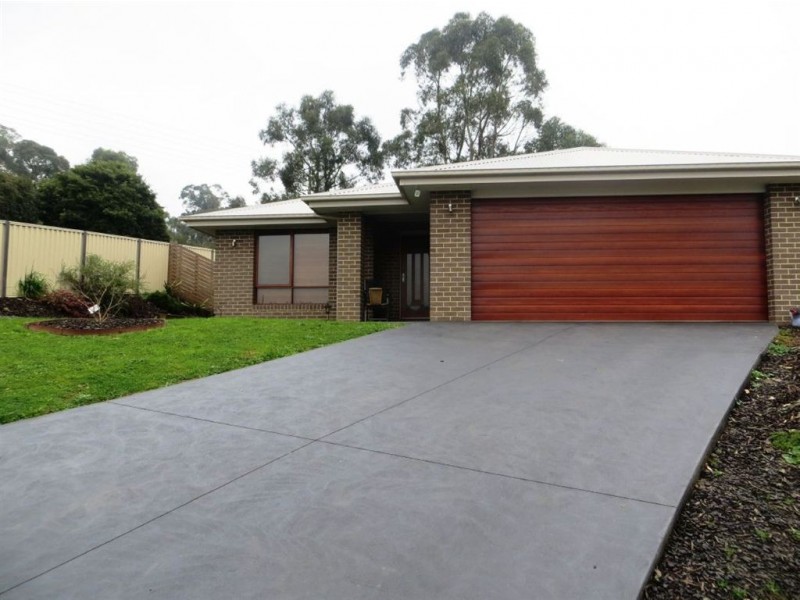 12 Lakeside Court, Drouin VIC 3818