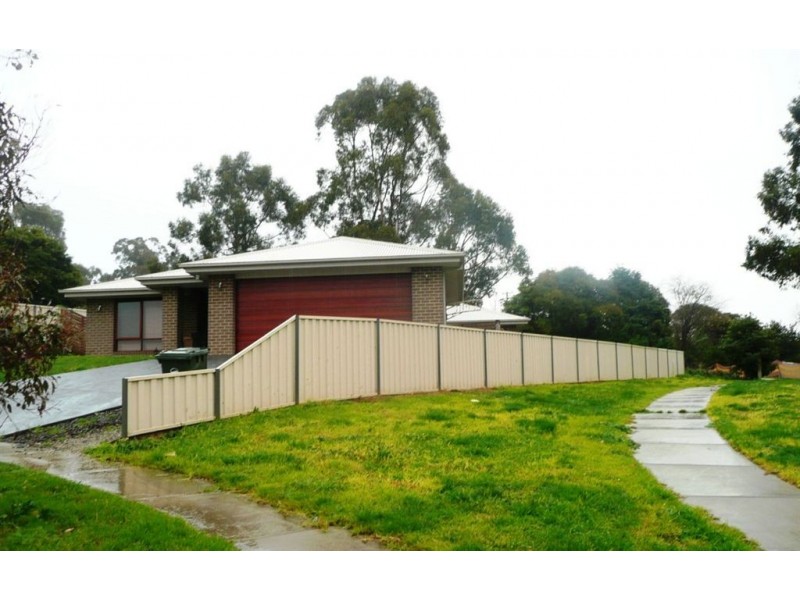 12 Lakeside Court, Drouin VIC 3818