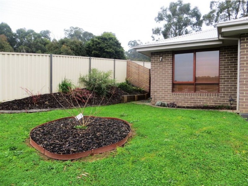 12 Lakeside Court, Drouin VIC 3818