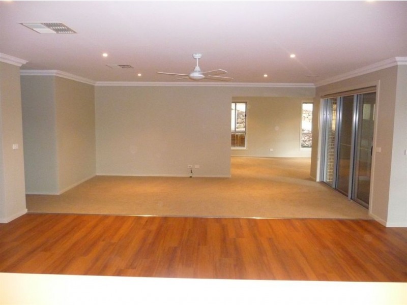 12 Lakeside Court, Drouin VIC 3818