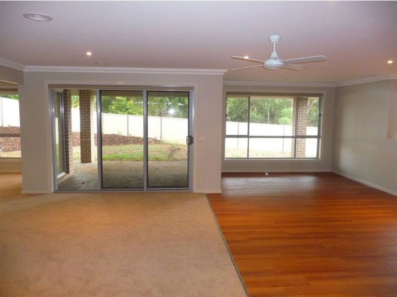 12 Lakeside Court, Drouin VIC 3818