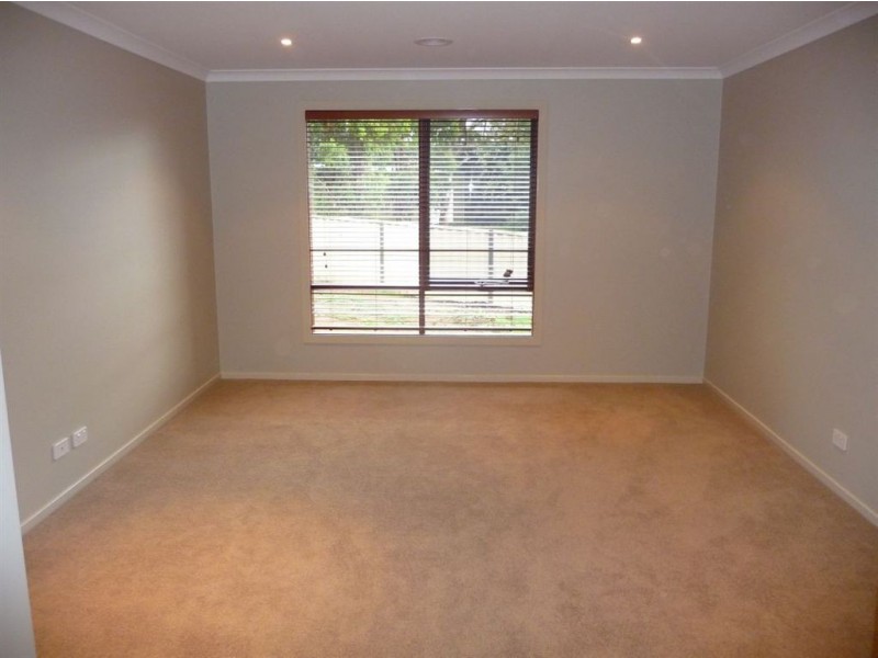 12 Lakeside Court, Drouin VIC 3818