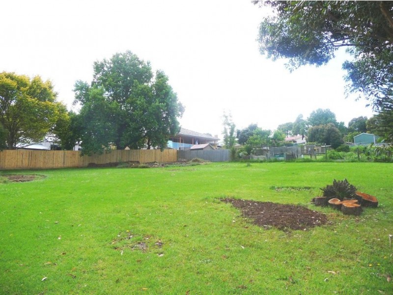 16 Francis Avenue, Drouin VIC 3818