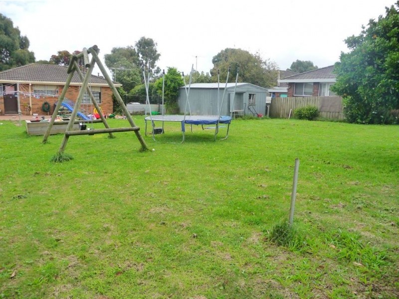 16 Darnum Street, Drouin VIC 3818