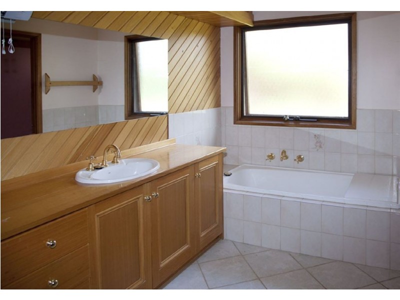 11 Main Neerim Road, Drouin VIC 3818