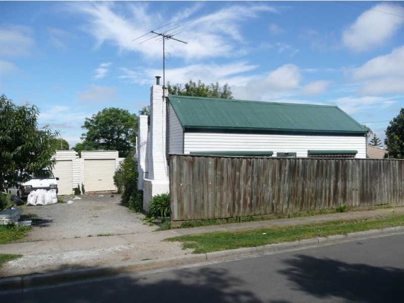 32 Railway Avenue, Drouin VIC 3818