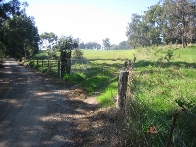 69 Cobbledick Road, Drouin South VIC 3818