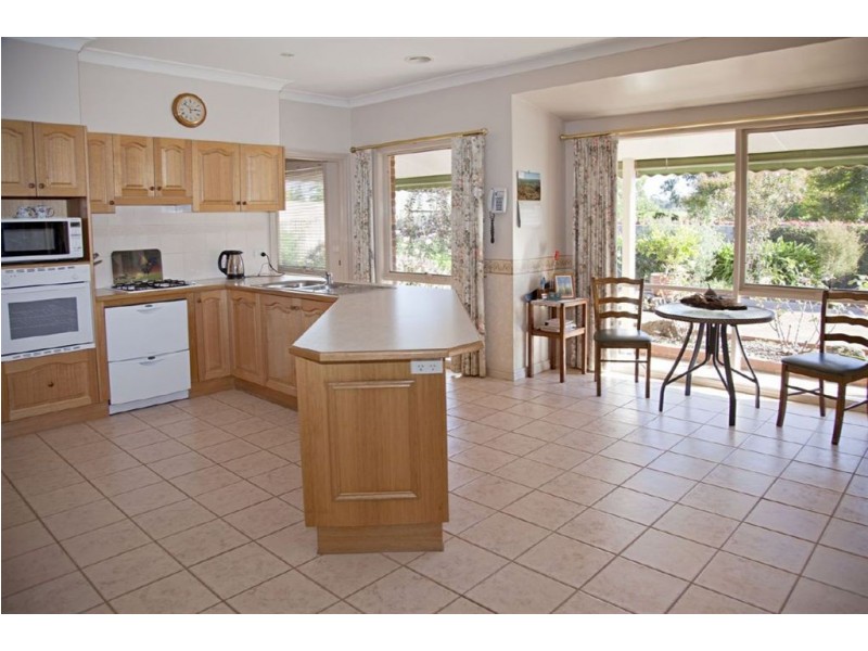 2 Pepperell Drive, Drouin VIC 3818