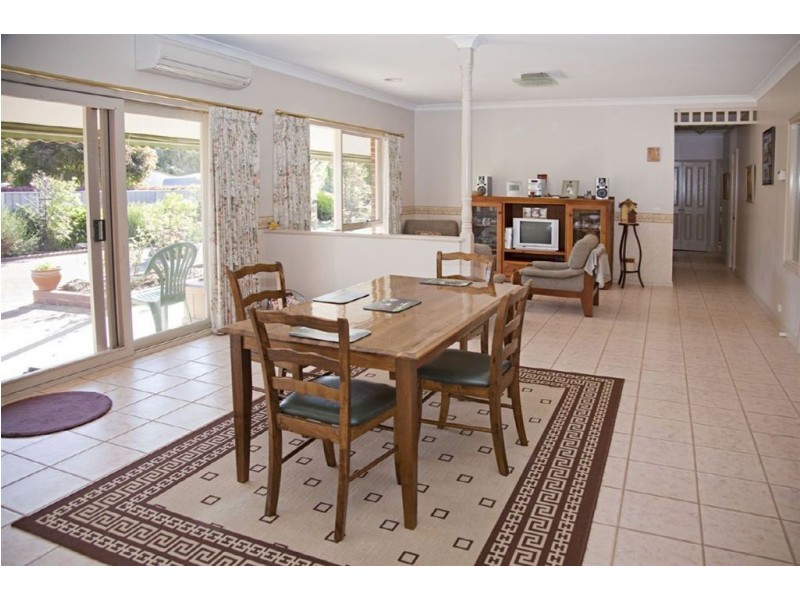2 Pepperell Drive, Drouin VIC 3818