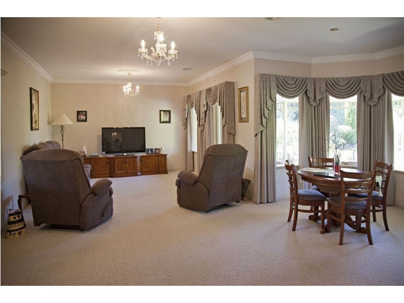 2 Pepperell Drive, Drouin VIC 3818