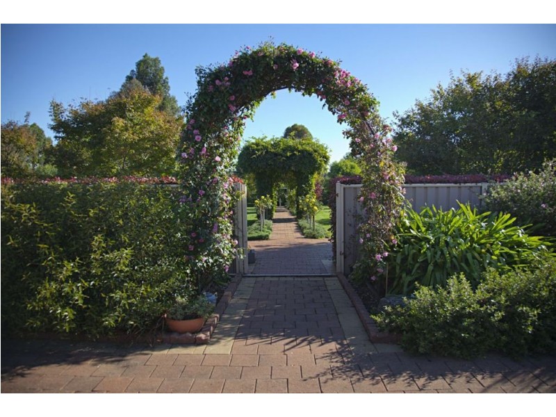 2 Pepperell Drive, Drouin VIC 3818