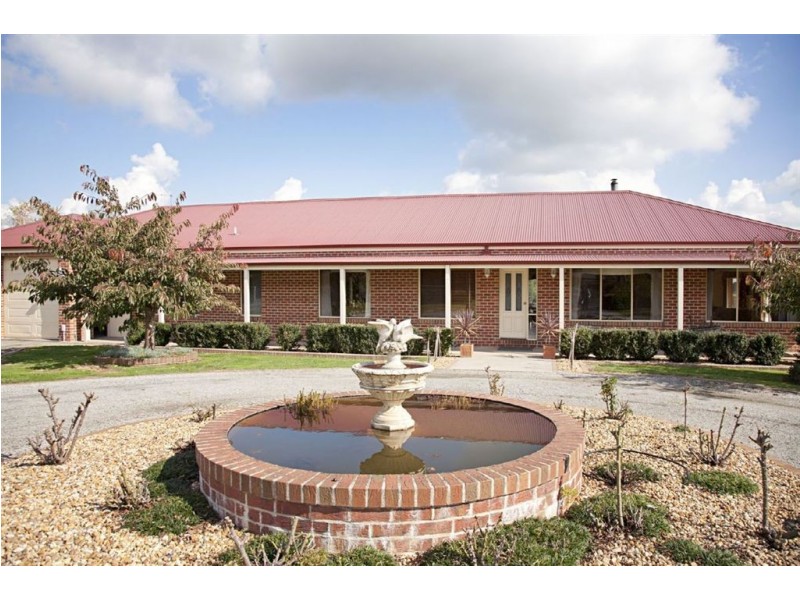 6 Pepperell Drive, Drouin VIC 3818