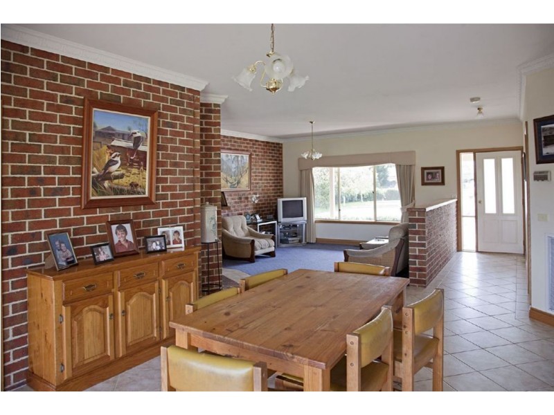 6 Pepperell Drive, Drouin VIC 3818