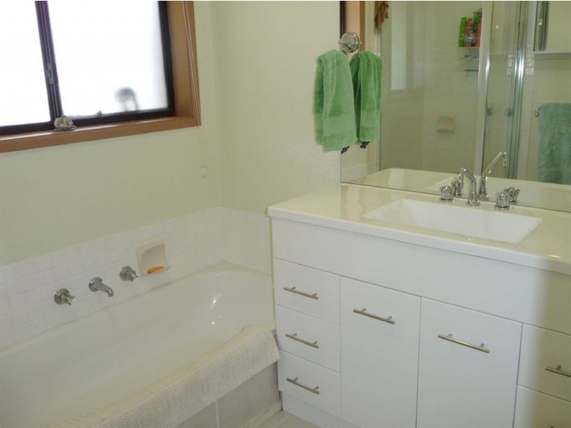 10 Kevis Court, Garfield VIC 3814