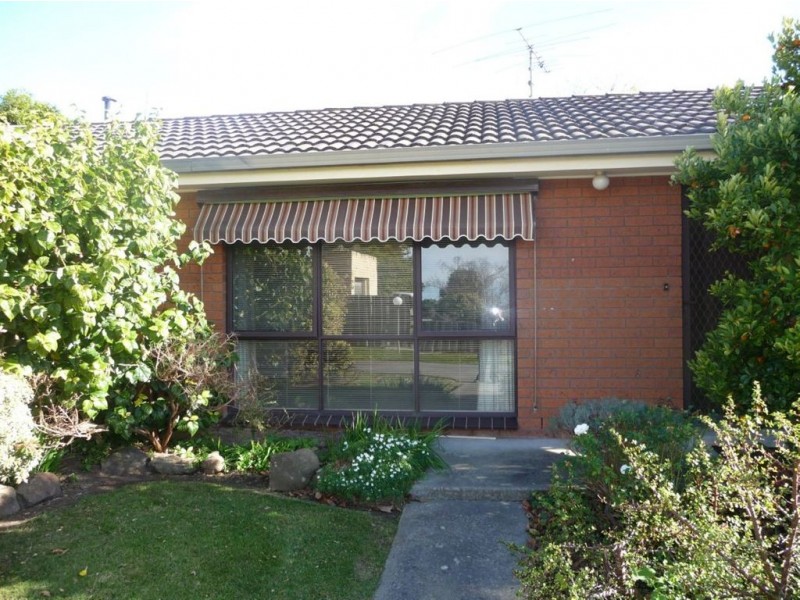 2/12 Young Street, Drouin VIC 3818