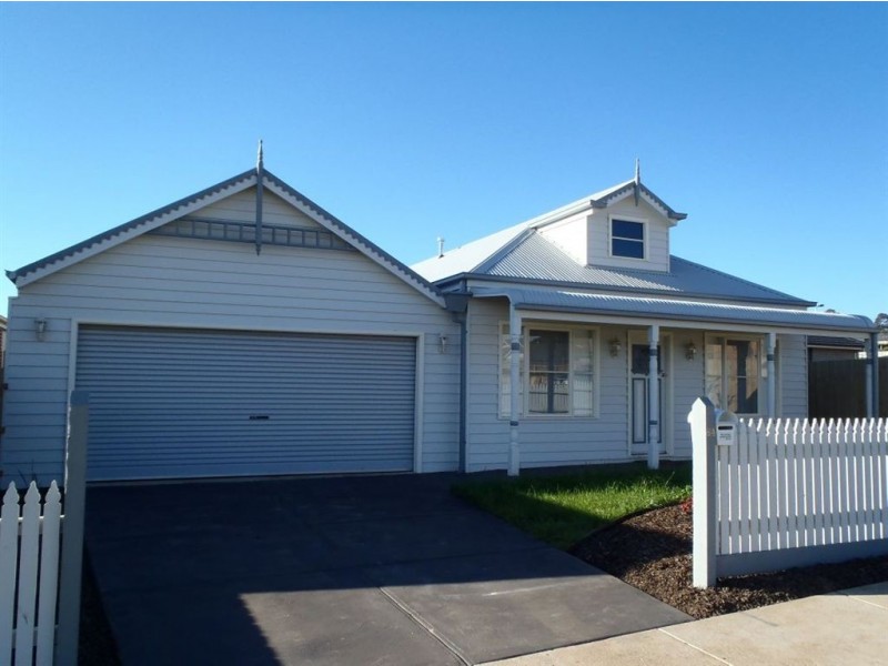84 Cook Street, Drouin VIC 3818