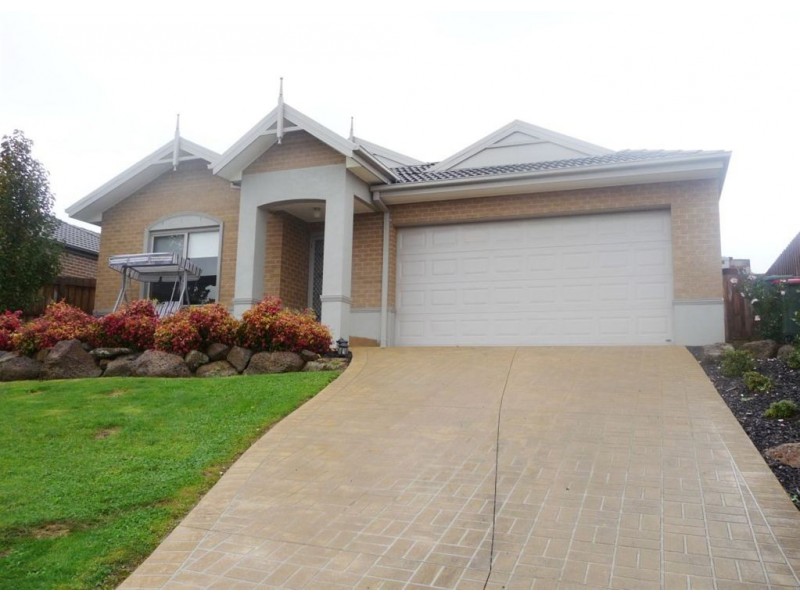 19 Carbine Court, Drouin VIC 3818