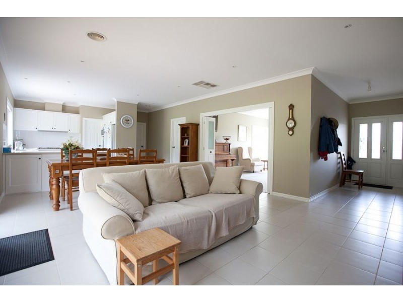 5 Huntingdon Court, Drouin VIC 3818