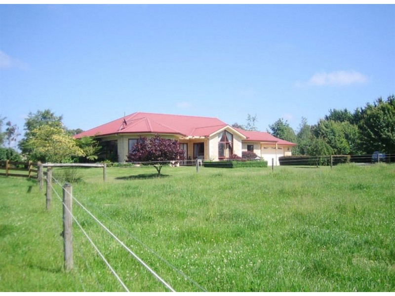 16 Pepperell Drive, Drouin VIC 3818