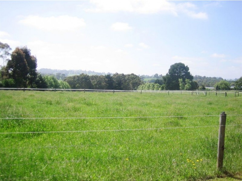 16 Pepperell Drive, Drouin VIC 3818