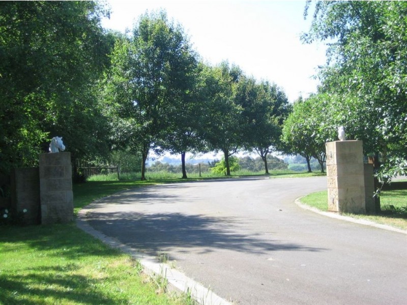 16 Pepperell Drive, Drouin VIC 3818