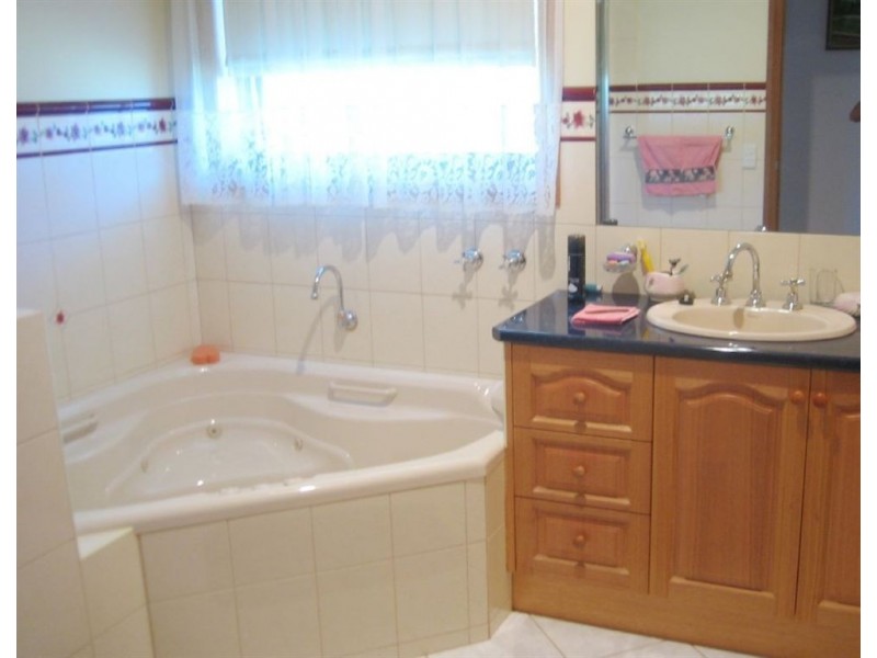 16 Pepperell Drive, Drouin VIC 3818