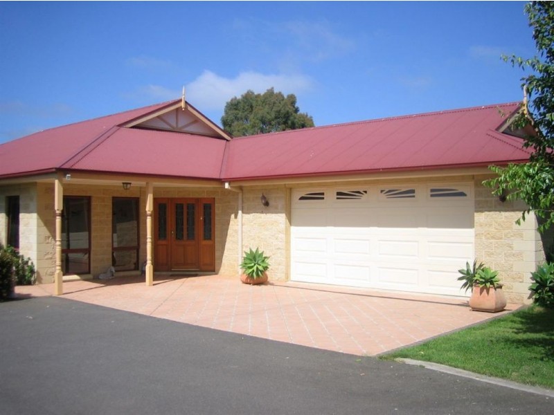 16 Pepperell Drive, Drouin VIC 3818