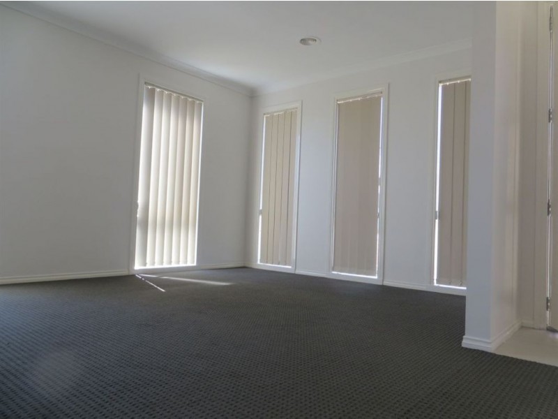 21 Springwater Drive, Drouin VIC 3818