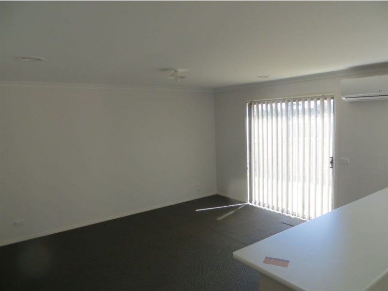 21 Springwater Drive, Drouin VIC 3818