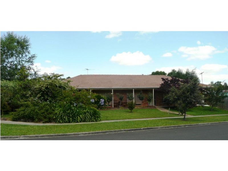 5 Adam Court, Drouin VIC 3818