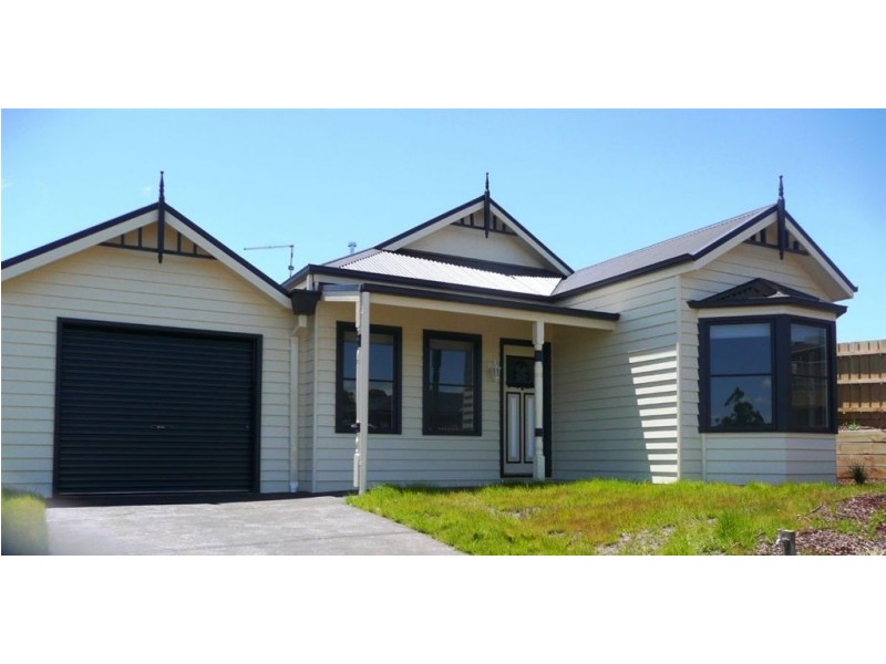 24 Shae Crescent, Drouin VIC 3818